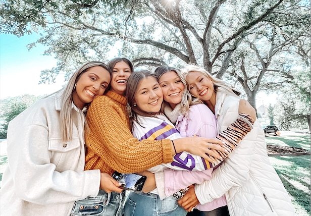 delta gamma members under oak tree