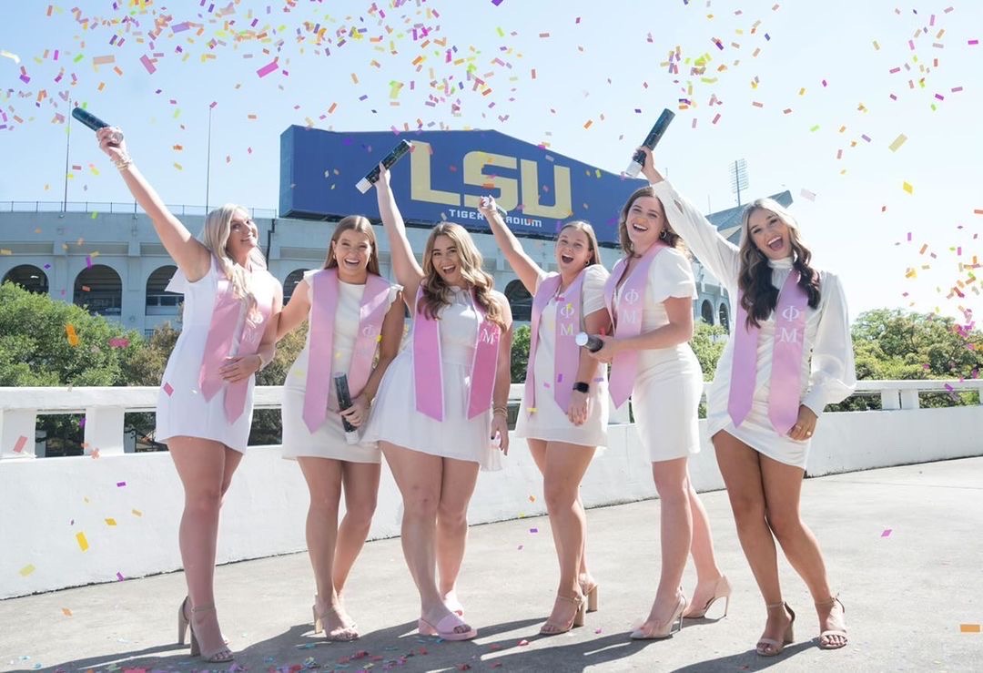 phi mu members at graduation